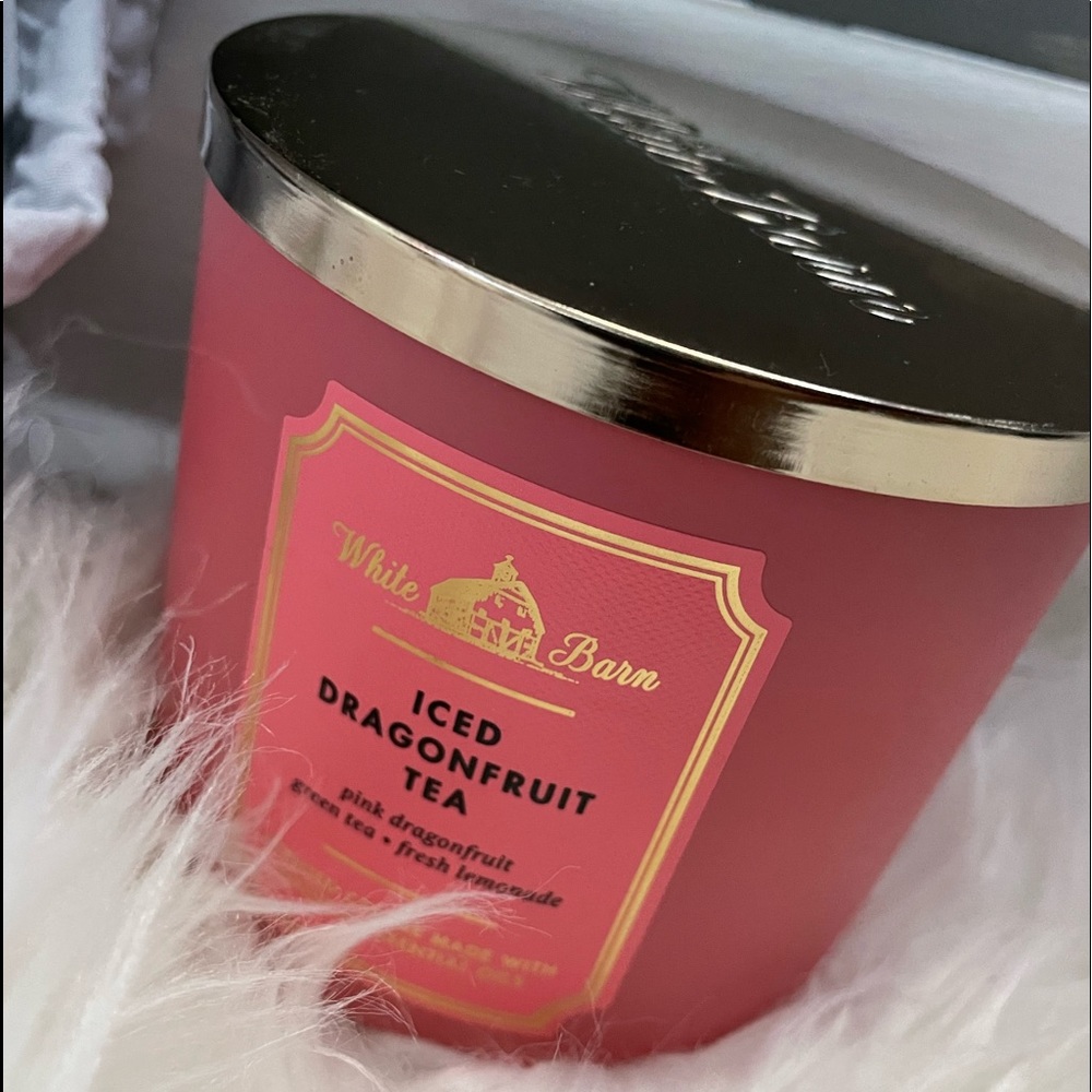 Whit barn candle